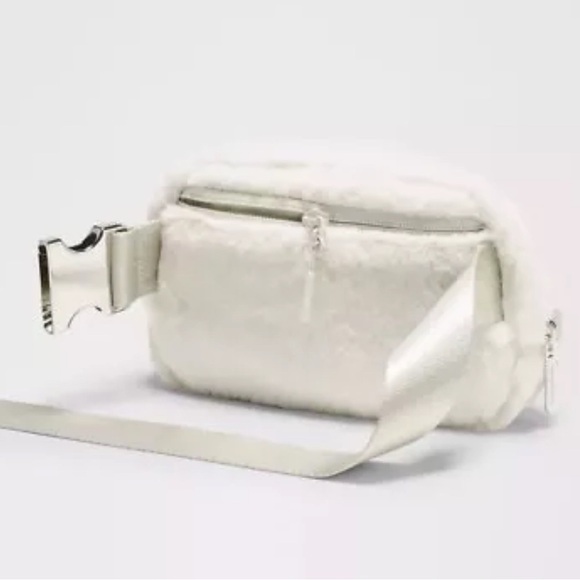 Authentic LULULEMON Plush Fleece Everywhere Belt Bag 1L Bone/ Silver NEW
NEW - Picture 4 of 12